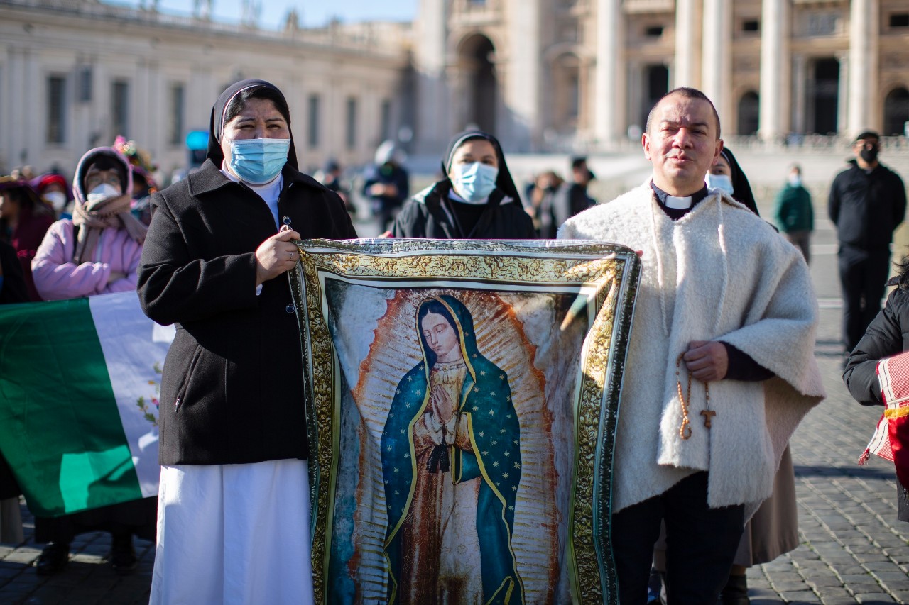 Padre Gabriel y religiosa