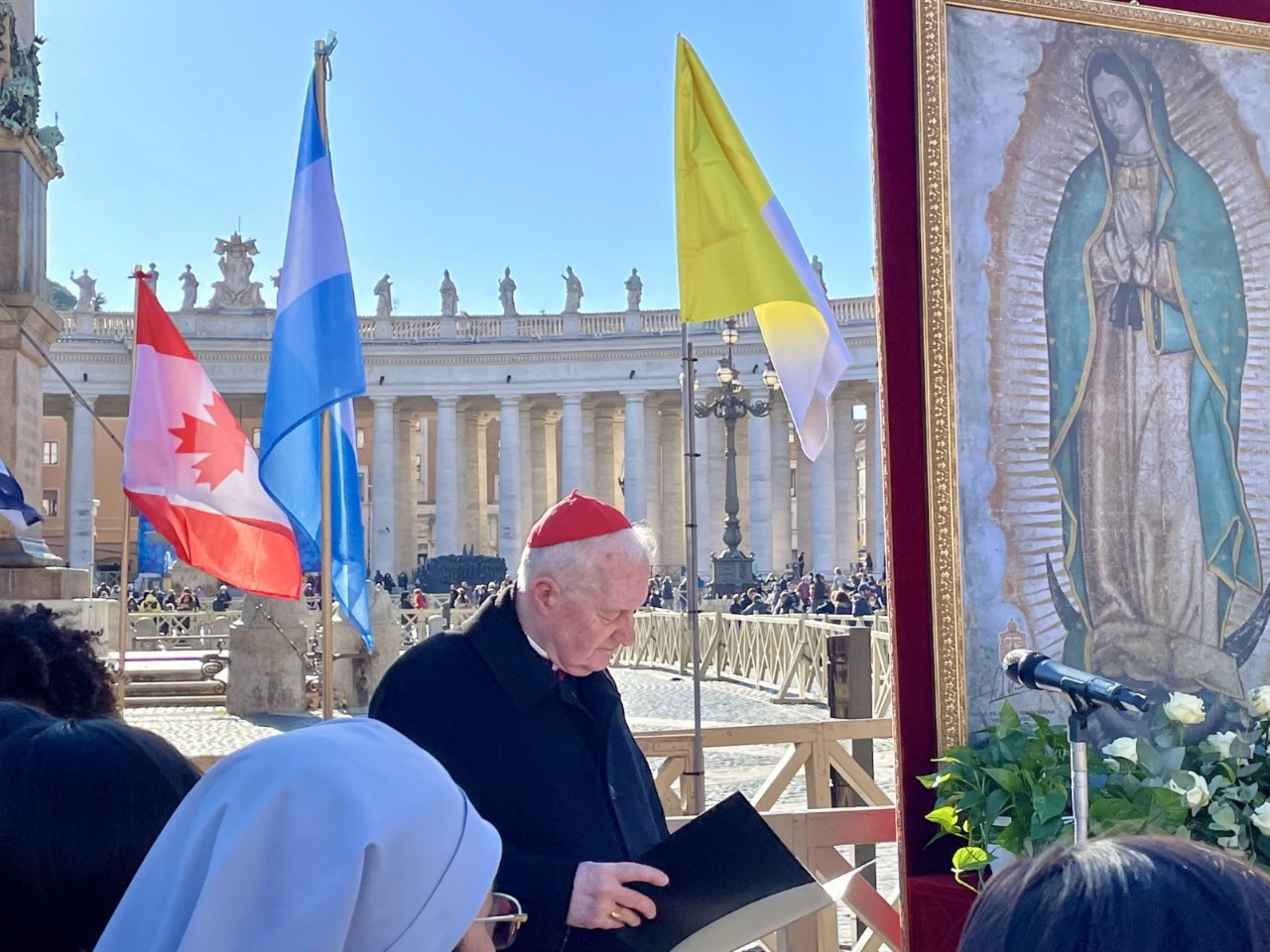 Cardenal Ouellet orando